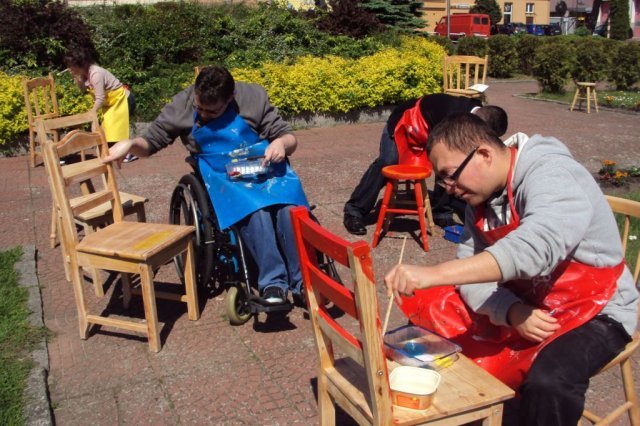 Warsztaty plastyczne w plenerze pt: CHAIR STORY