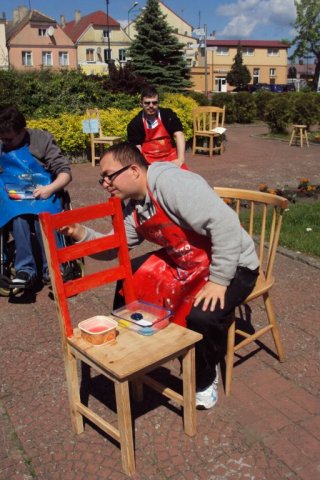 Warsztaty plastyczne w plenerze pt: CHAIR STORY