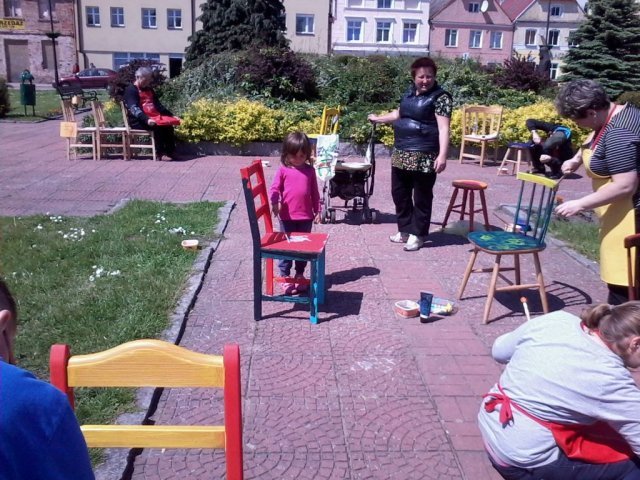 Warsztaty plastyczne w plenerze pt: CHAIR STORY