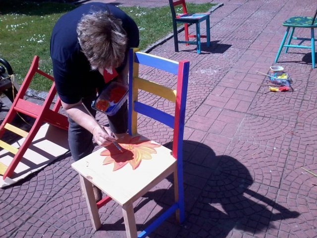 Warsztaty plastyczne w plenerze pt: CHAIR STORY